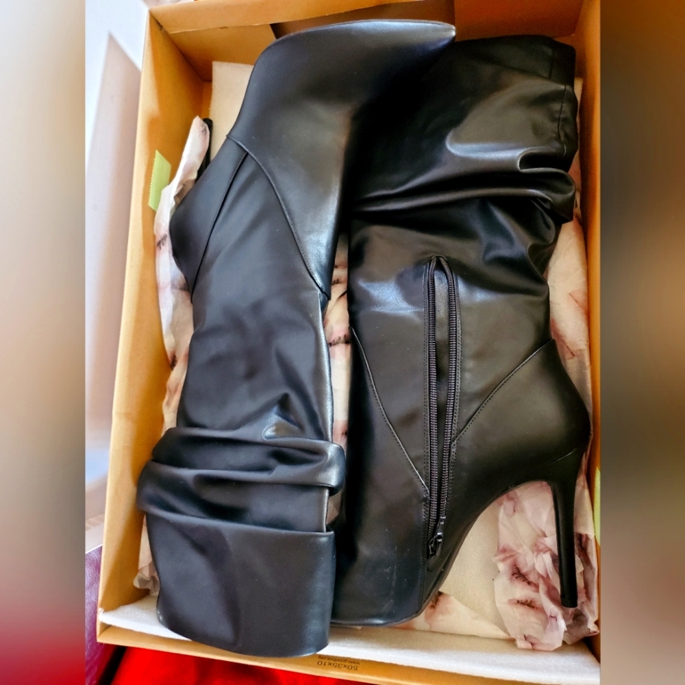 Women's sz 12 black heeled boots